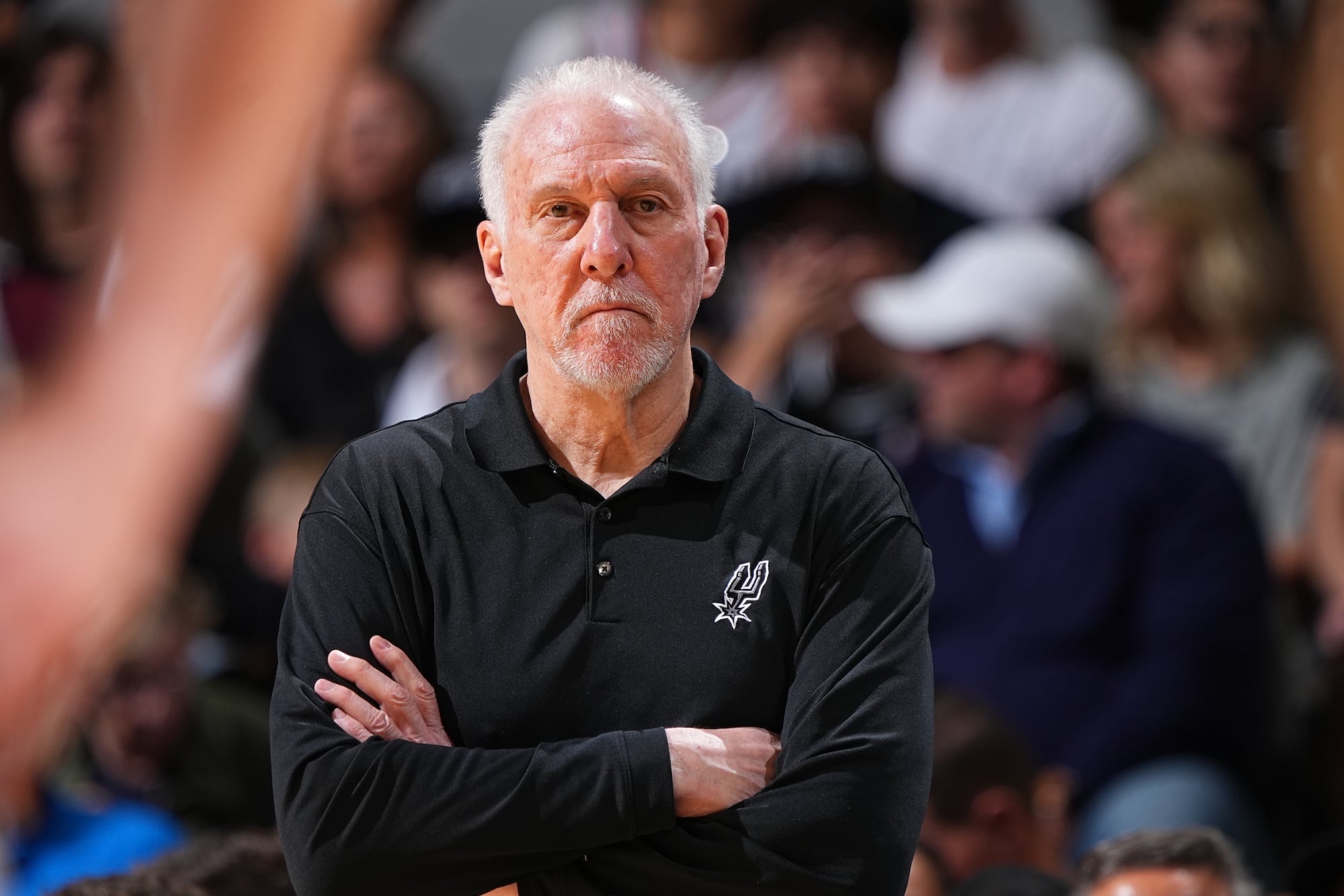 NBA／波波教練 Gregg Popovich 現身馬刺 G 聯盟比賽現場！拄拐杖行走獲全場球迷鼓掌致意！
