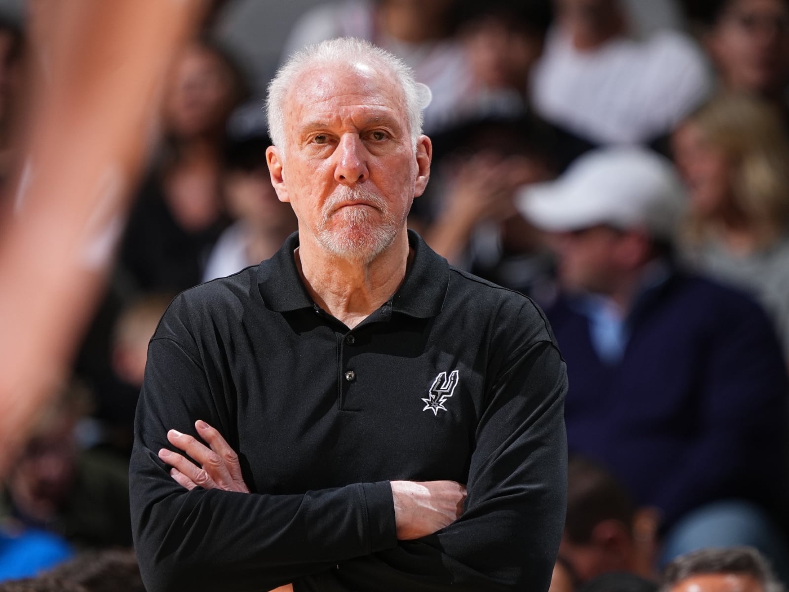 NBA／波波教練 Gregg Popovich 現身馬刺 G 聯盟比賽現場！拄拐杖行走獲全場球迷鼓掌致意！