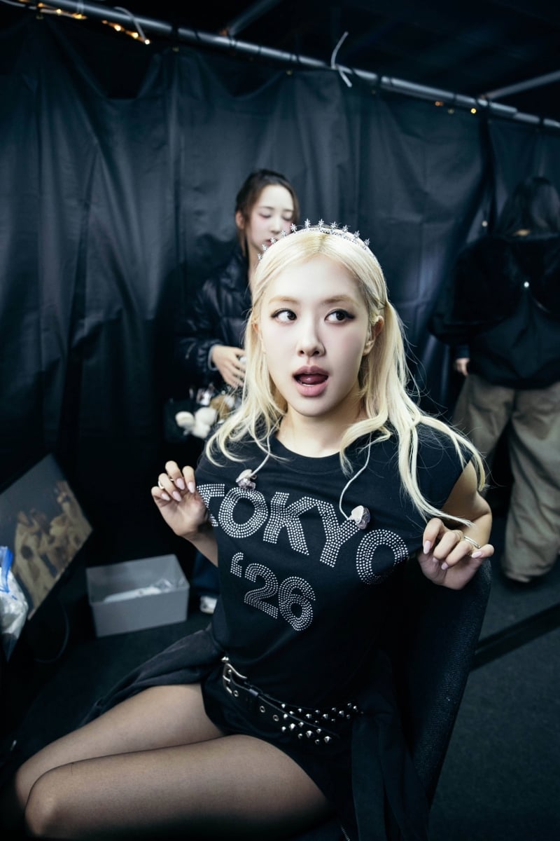 Rosé 東京演唱會 3 套 Levi's 客製造型狂圈粉！鉚釘丹寧搭皮革⋯每套都是時尚藝術品！