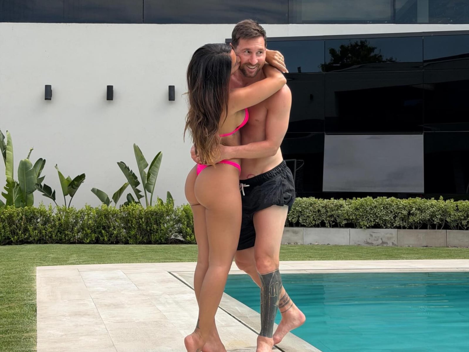 梅西與辣妻高調放閃！37 歲安托內雅穿比基尼大秀蜜桃臀＋川字腹肌引網熱議！