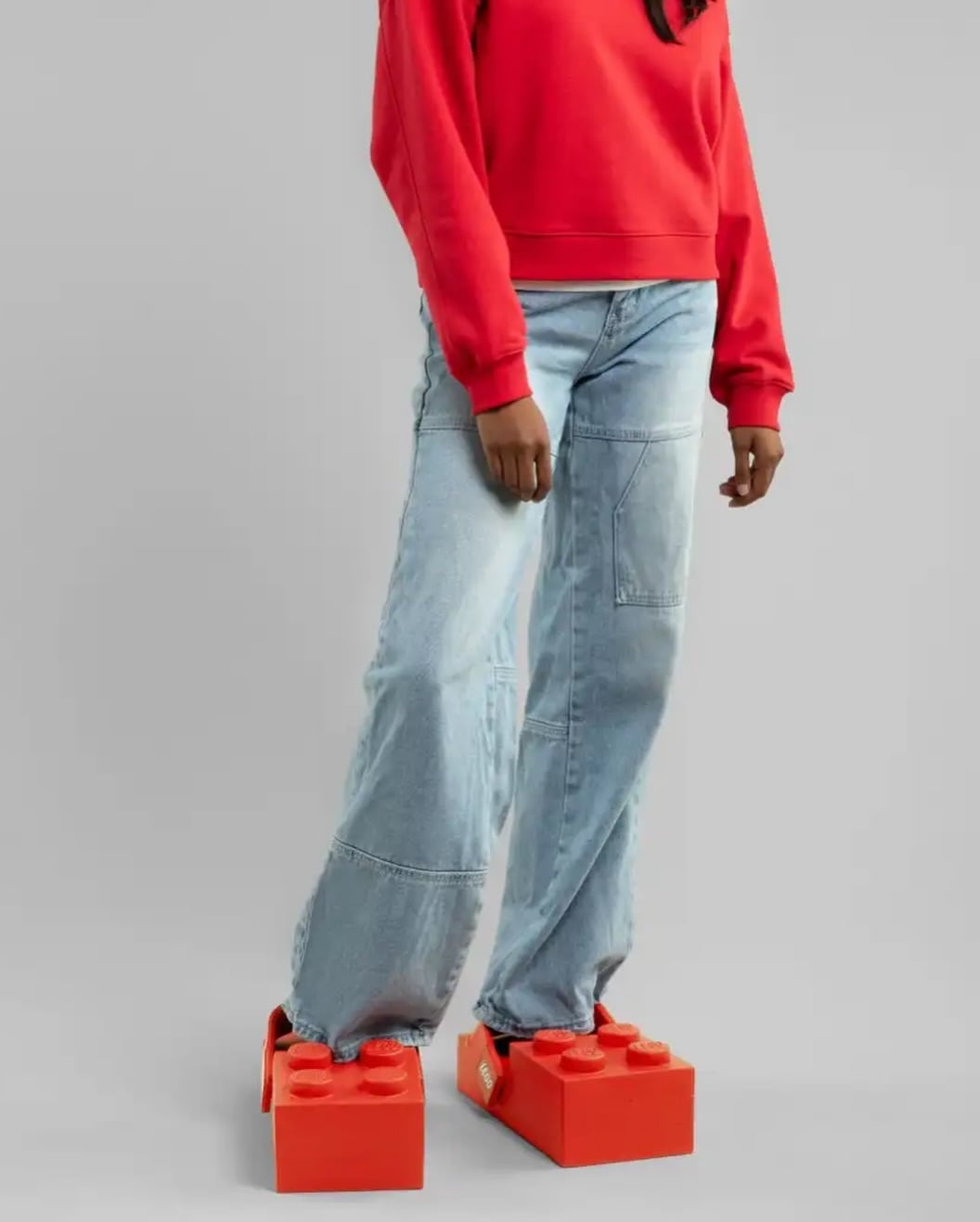 踩樂高不再痛！Crocs 推出巨型積木造型鞋⋯網笑「這次踩到樂高的是別人」、收藏家搶預購！