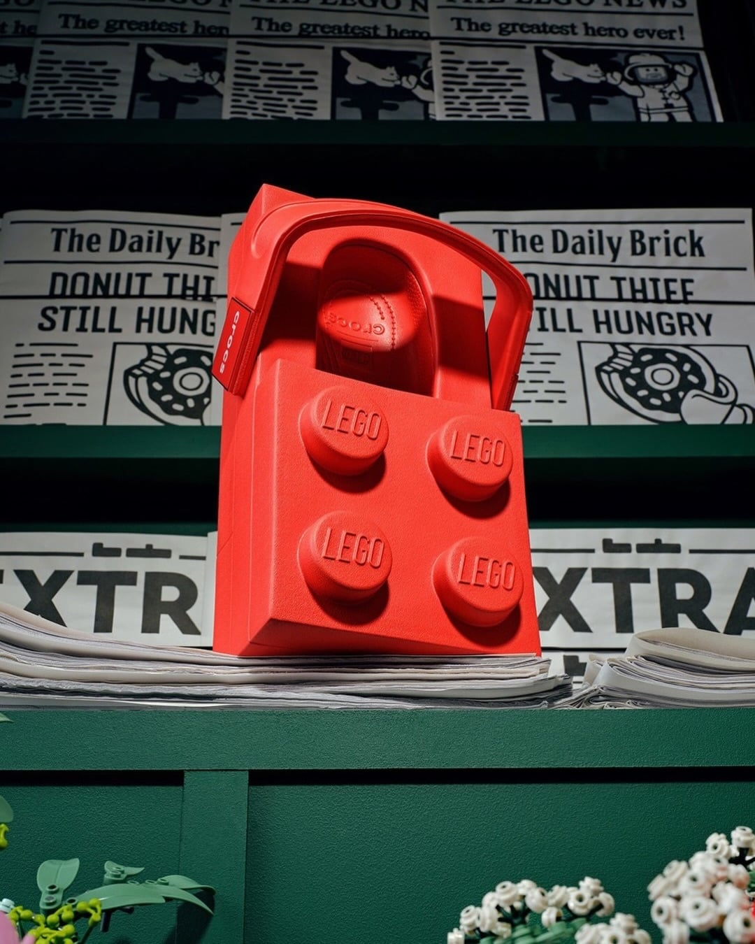 踩樂高不再痛！Crocs 推出巨型積木造型鞋⋯網笑「這次踩到樂高的是別人」、收藏家搶預購！