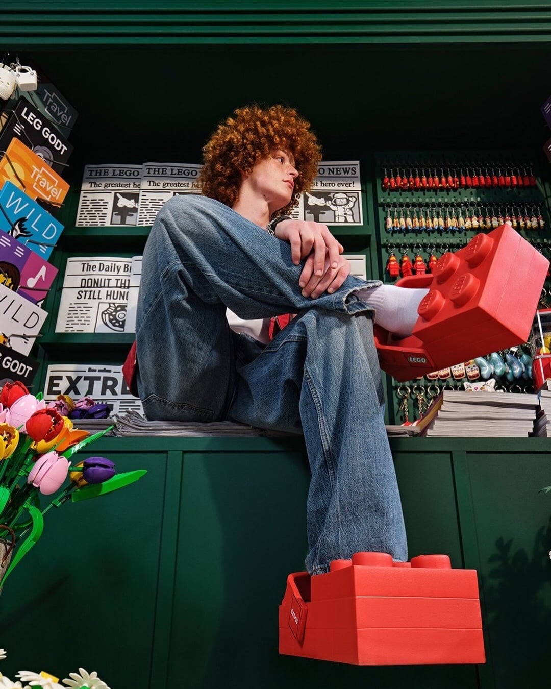 踩樂高不再痛！Crocs 推出巨型積木造型鞋⋯網笑「這次踩到樂高的是別人」、收藏家搶預購！