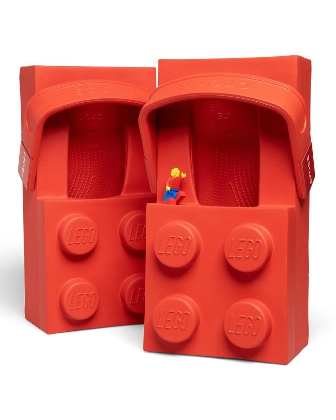 踩樂高不再痛！Crocs 推出巨型積木造型鞋⋯網笑「這次踩到樂高的是別人」、收藏家搶預購！