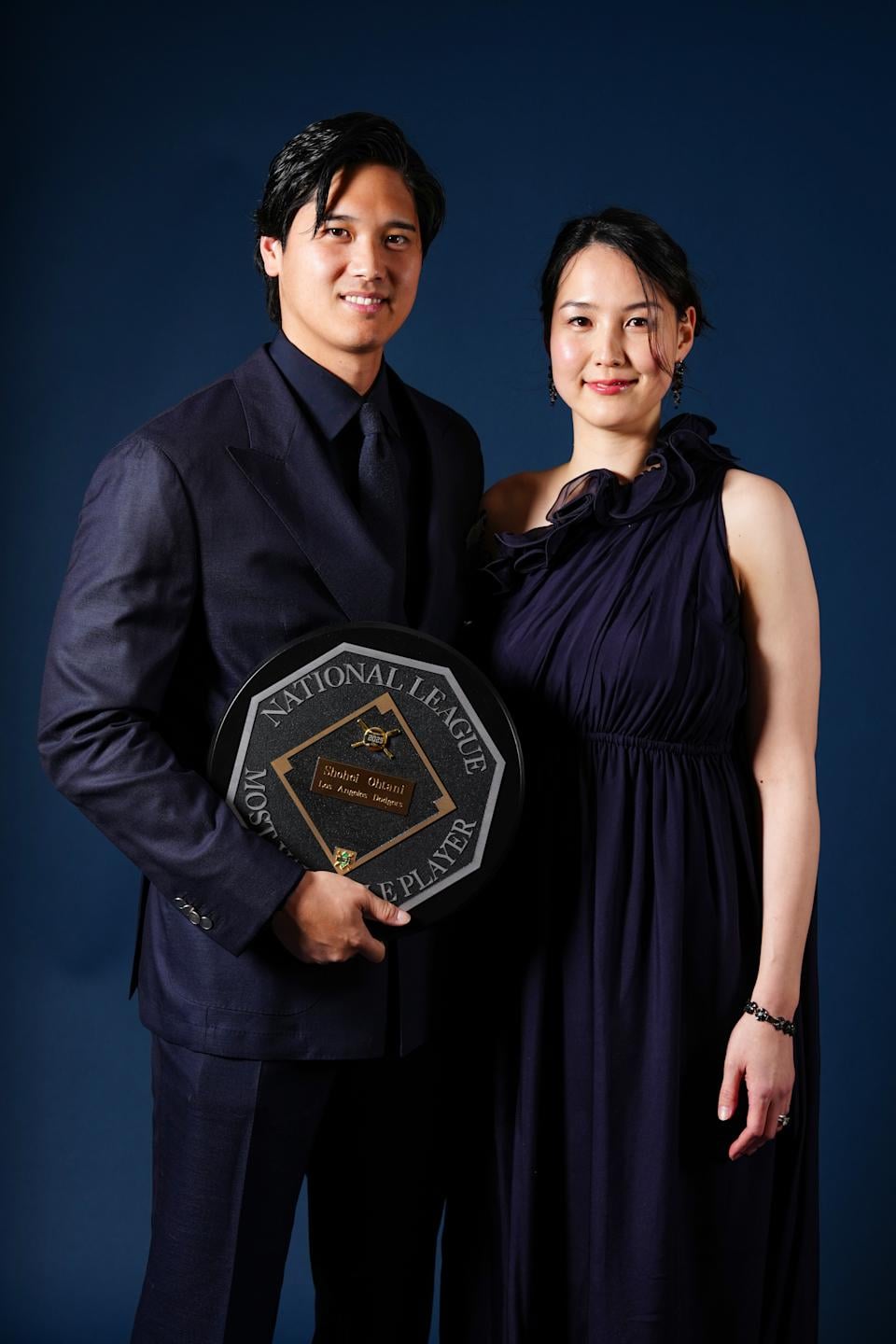 大谷翔平第4座MVP獎盃曝光！BOSS量身訂製西裝搭妻子真美子盛裝出席，網笑：連愛犬都有獎牌！