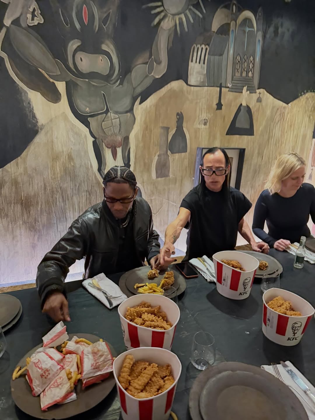 Travis Scott 分享跟 Rick Owens 一起吃肯德基炸雞桶！巴黎時裝周最有趣又反差的畫面誕生