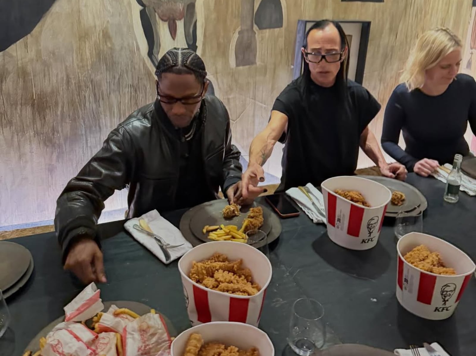 Travis Scott 分享跟 Rick Owens 一起吃肯德基炸雞桶！巴黎時裝周最有趣又反差的畫面誕生