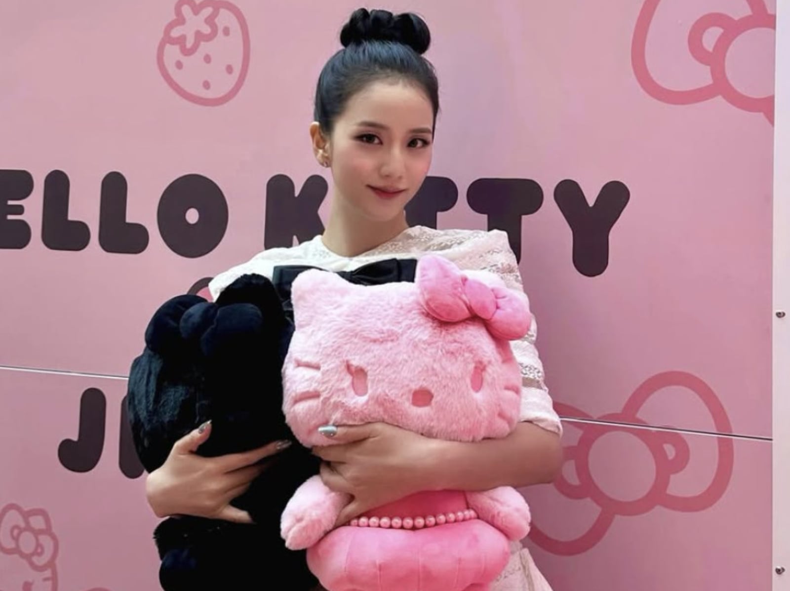 BLACKPINK JISOO × Hello Kitty 聯名快閃店登台！時間地點、預約辦法、限定商品⋯粉絲快筆記！