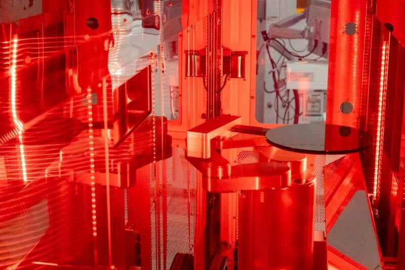 三星 HBM4 晶片獲 NVIDIA、AMD 雙認證！2 月量產搶攻 AI 記憶體市場，海力士股價慘跌 2.9%！