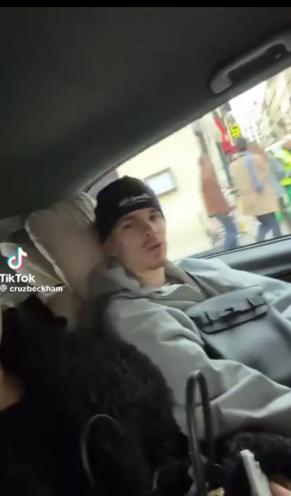 維多利亞貝克漢 Victoria Beckham 獲榮譽勳章!長子缺席引熱議!