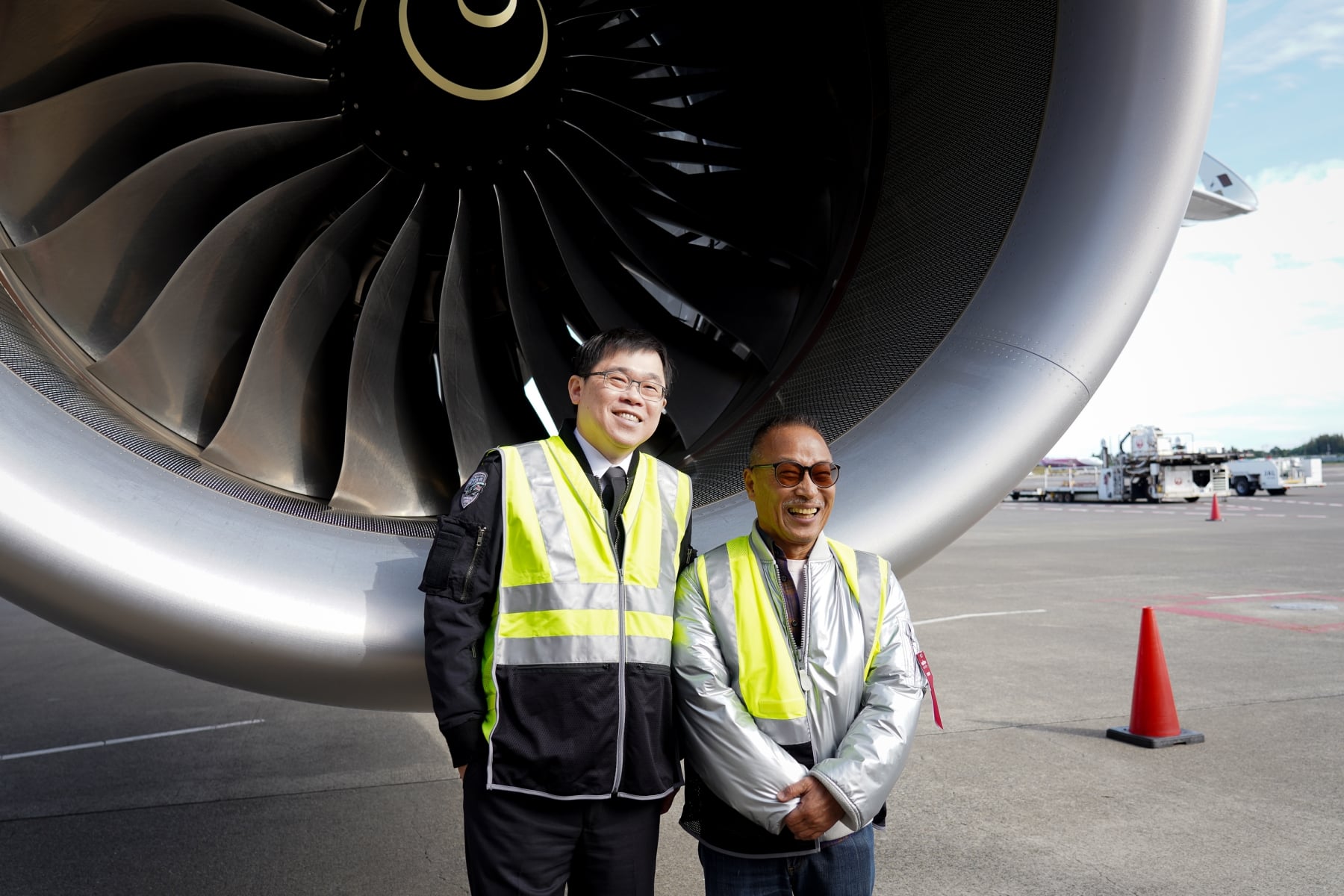 星宇航空聯手日本藝術大師「空山基」迎來超震撼聯名!兩架金屬藝術品啟航時間、機上備品周邊一次看!