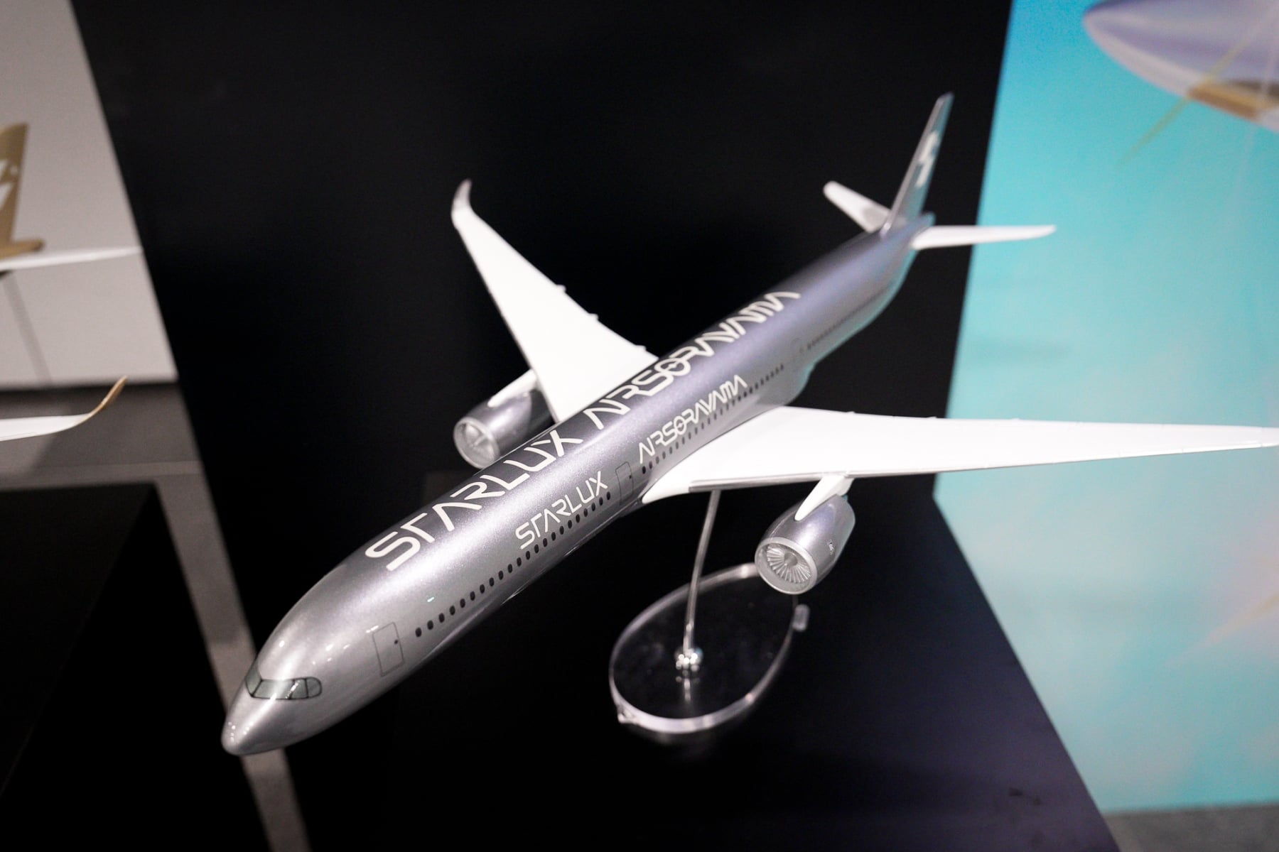 星宇航空聯手日本藝術大師「空山基」迎來超震撼聯名!兩架金屬藝術品啟航時間、機上備品周邊一次看!