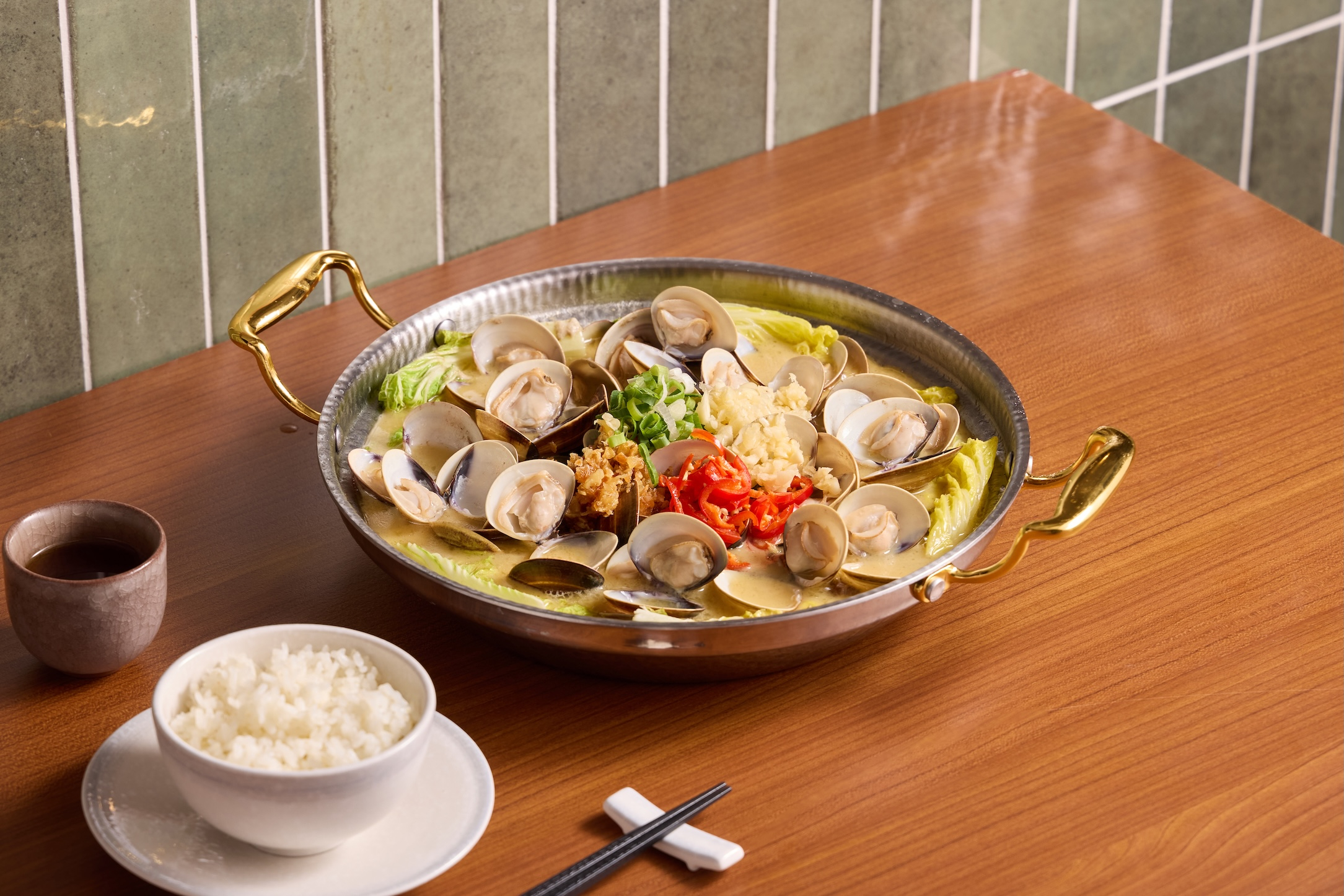 如嫦 卜卜蜆.港式雞煲|超鮮美蛤蜊鍋+招牌嫩雞煲必吃!菜單、價格、訂位方式⋯一次看!