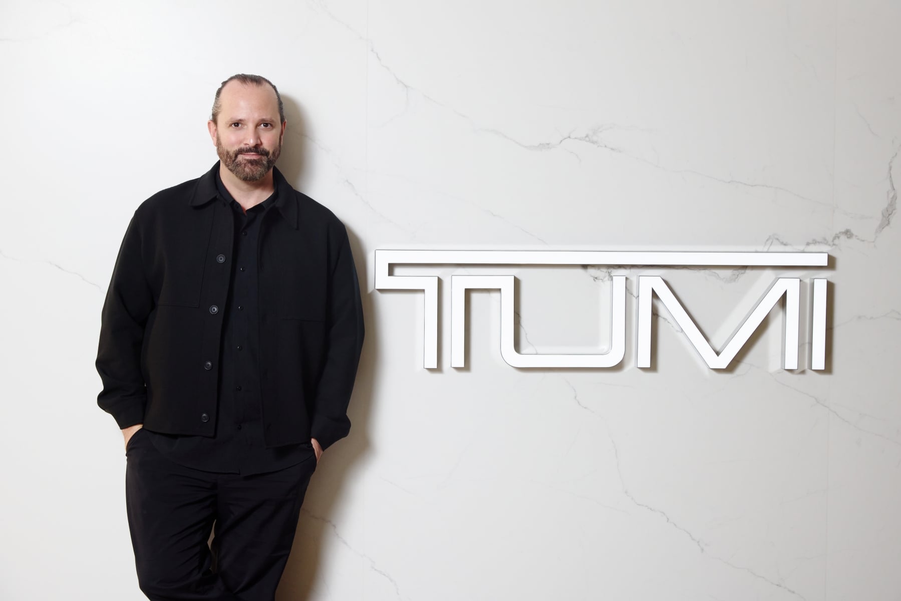 專訪 TUMI 全球創意總監 Victor Sanz：從 TUMI Alpha 系列，看見品牌 20 年進化！