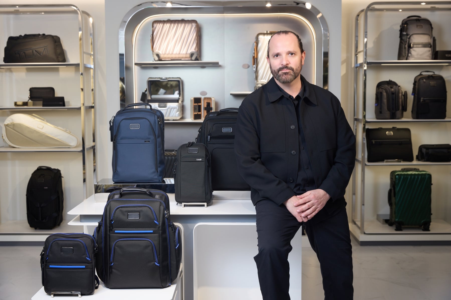 專訪 TUMI 全球創意總監 Victor Sanz：從 TUMI Alpha 系列，看見品牌 20 年進化！