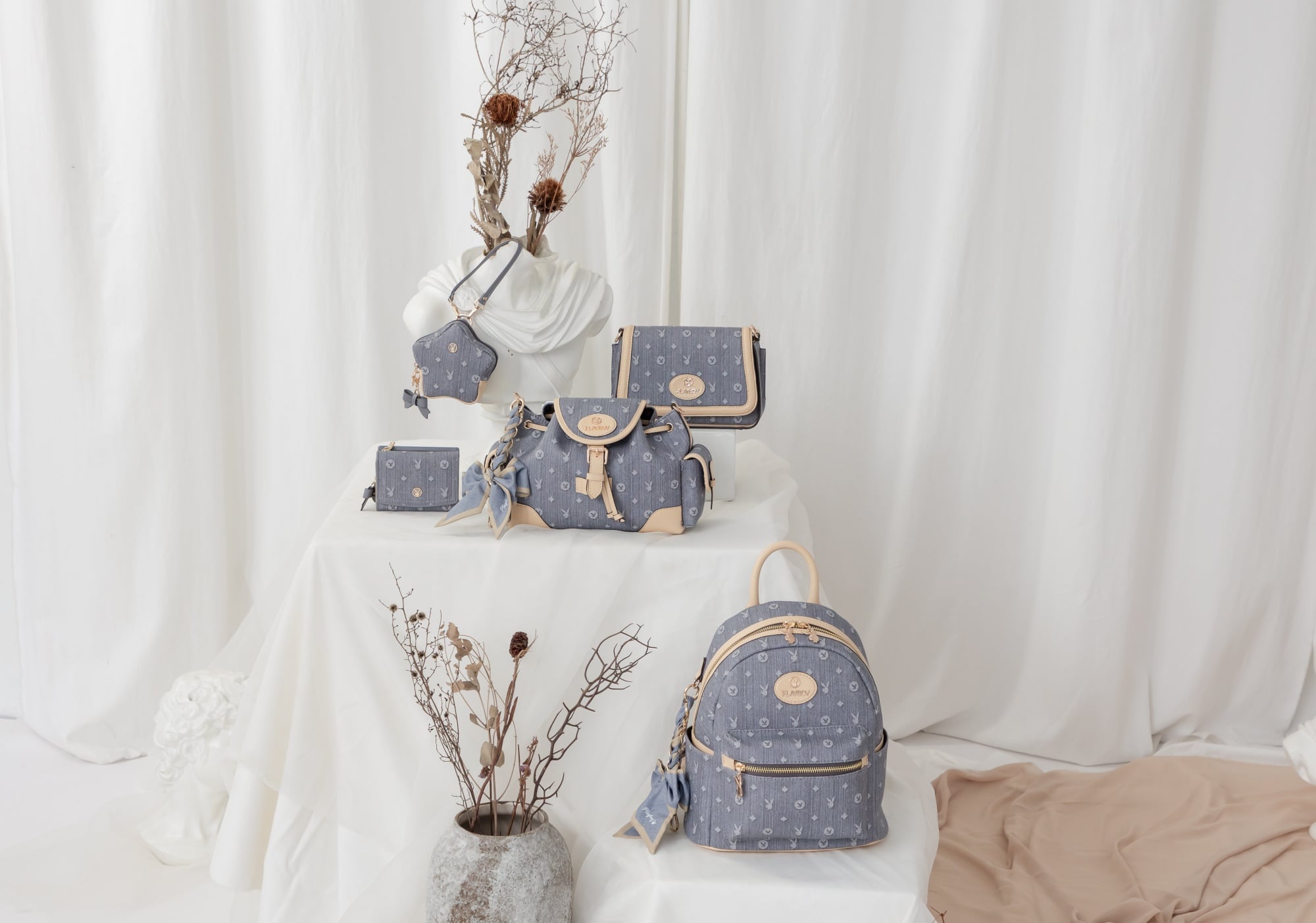 PLAYBOY 新系列 Misty Blue Whisper × Iridescent Bunny 柔霧丹寧與漸層藝術