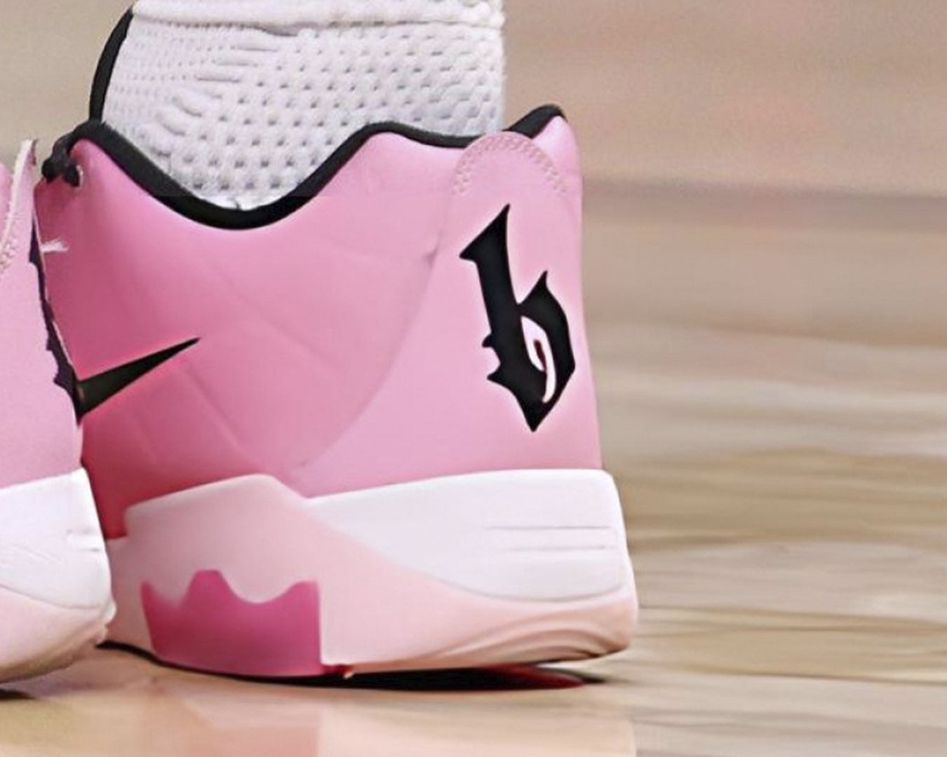 NBA/Bronny James Nike 個人 Logo 標誌曝光!上腳父親簽名戰靴施展驚天單手暴扣!