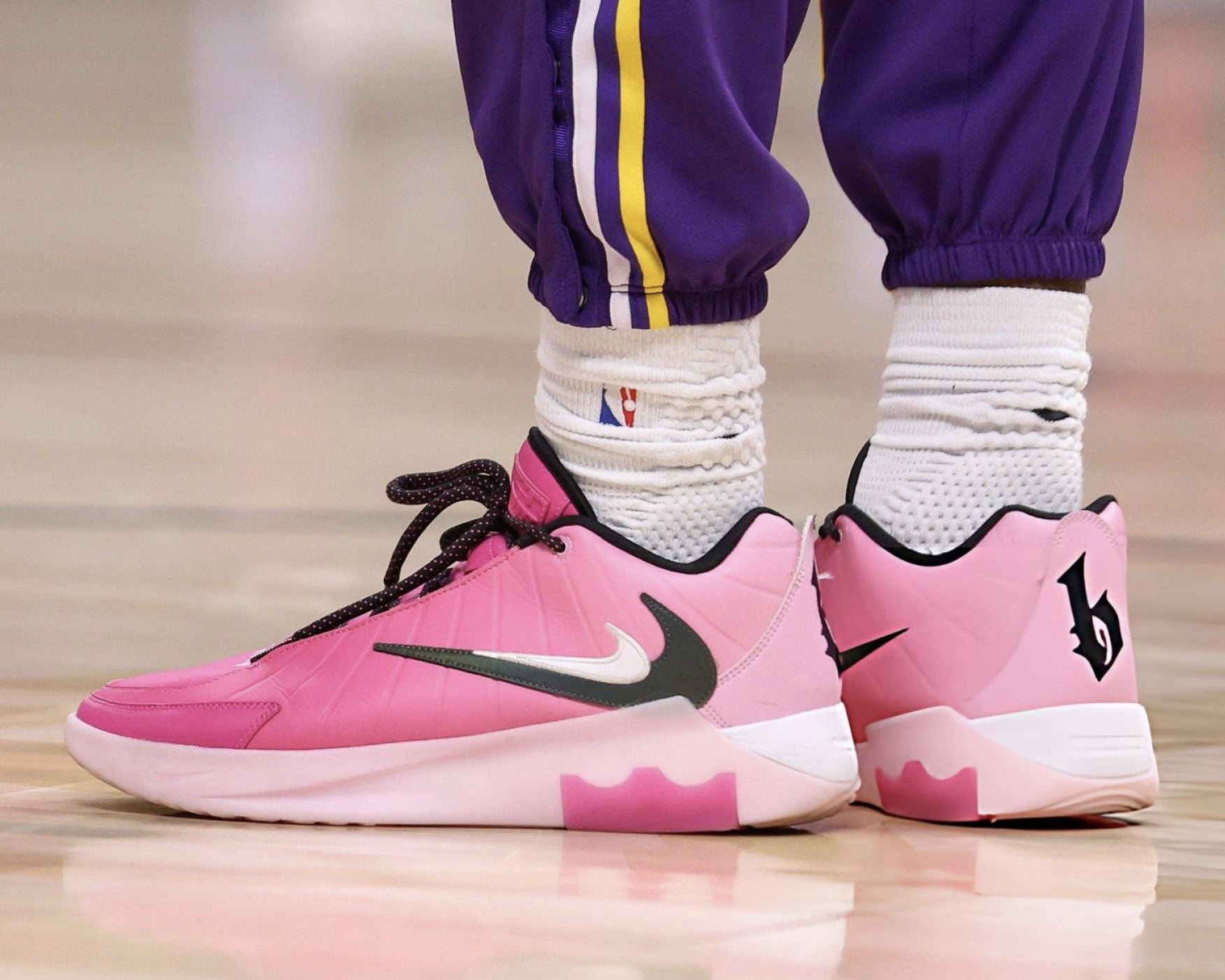 NBA/Bronny James Nike 個人 Logo 標誌曝光!上腳父親簽名戰靴施展驚天單手暴扣!