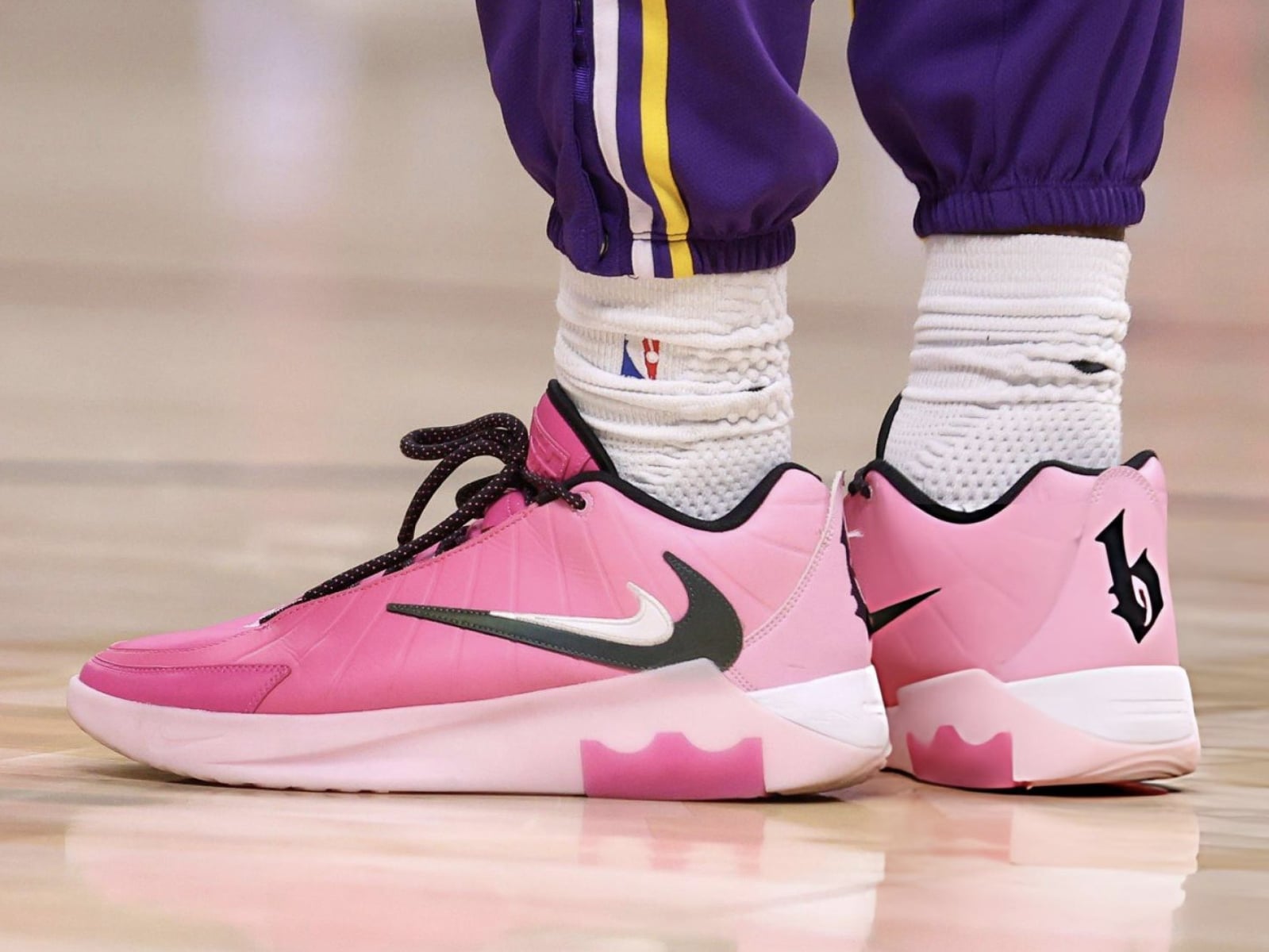 NBA／Bronny James Nike 個人 Logo 標誌曝光！上腳父親簽名戰靴施展驚天單手暴扣！