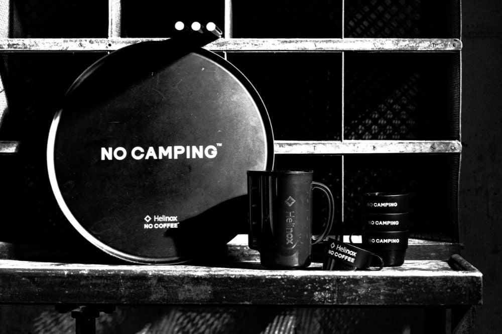 NO COFFEE × Helinox 十周年重磅聯名!黑色露營椅、帳篷桌限量開賣⋯愛露營的朋友必收藏!