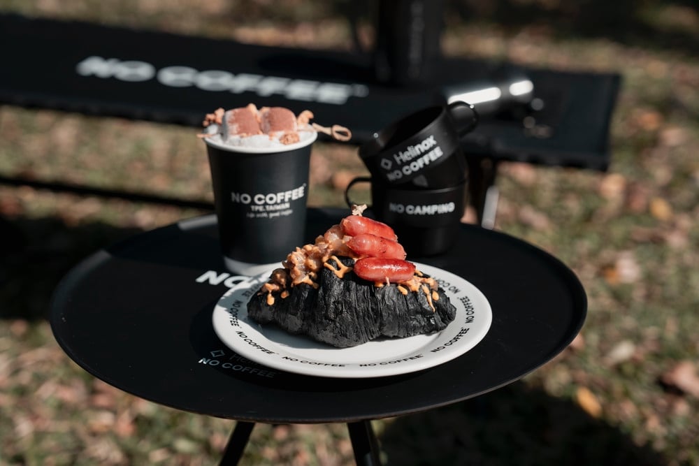 NO COFFEE × Helinox 十周年重磅聯名!黑色露營椅、帳篷桌限量開賣⋯愛露營的朋友必收藏!