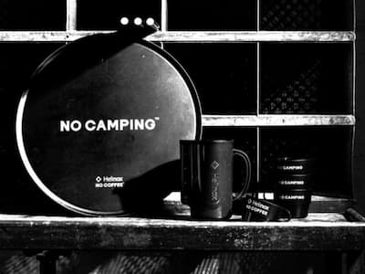 NO COFFEE × Helinox 十周年重磅聯名！黑色露營椅、帳篷桌限量開賣⋯愛露營的朋友必收藏！