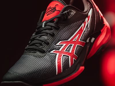 ASICS SWIFTACE YUKI「黑紅配色」發售情報公佈！河村勇輝專屬戰靴注入公牛隊色彩！