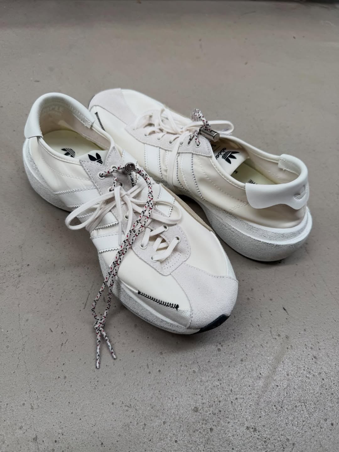 2026 巴黎時裝周鞋款太搶戲！從 CdG × AJ11 到 SFTM × adidas ⋯10 雙必關注聯名鞋款一次看！