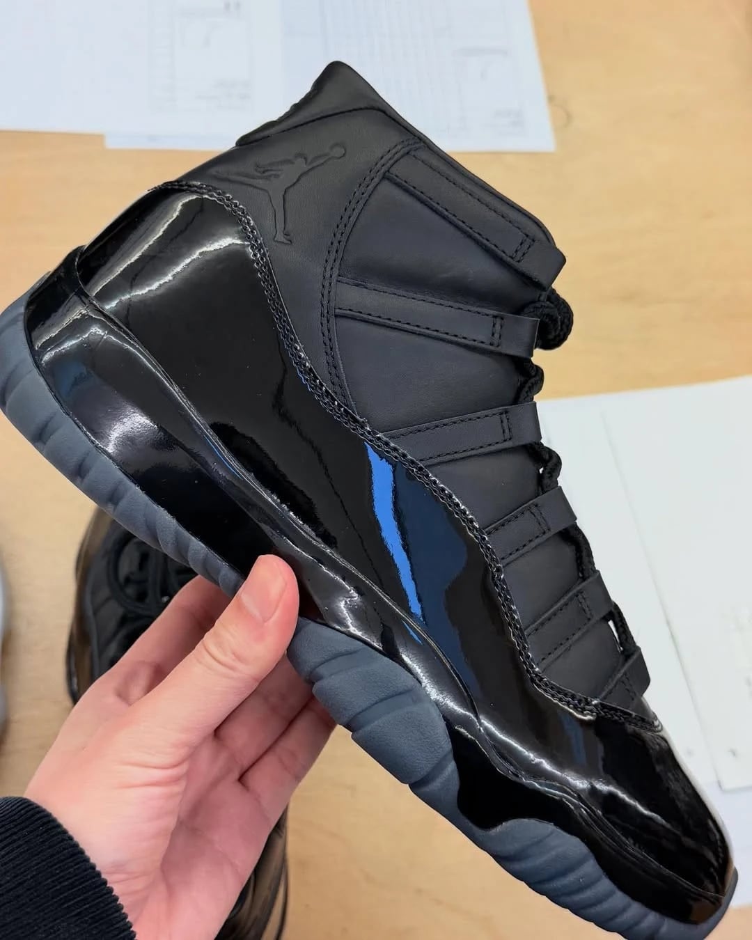 2026 巴黎時裝周鞋款太搶戲！從 CdG × AJ11 到 SFTM × adidas ⋯10 雙必關注聯名鞋款一次看！