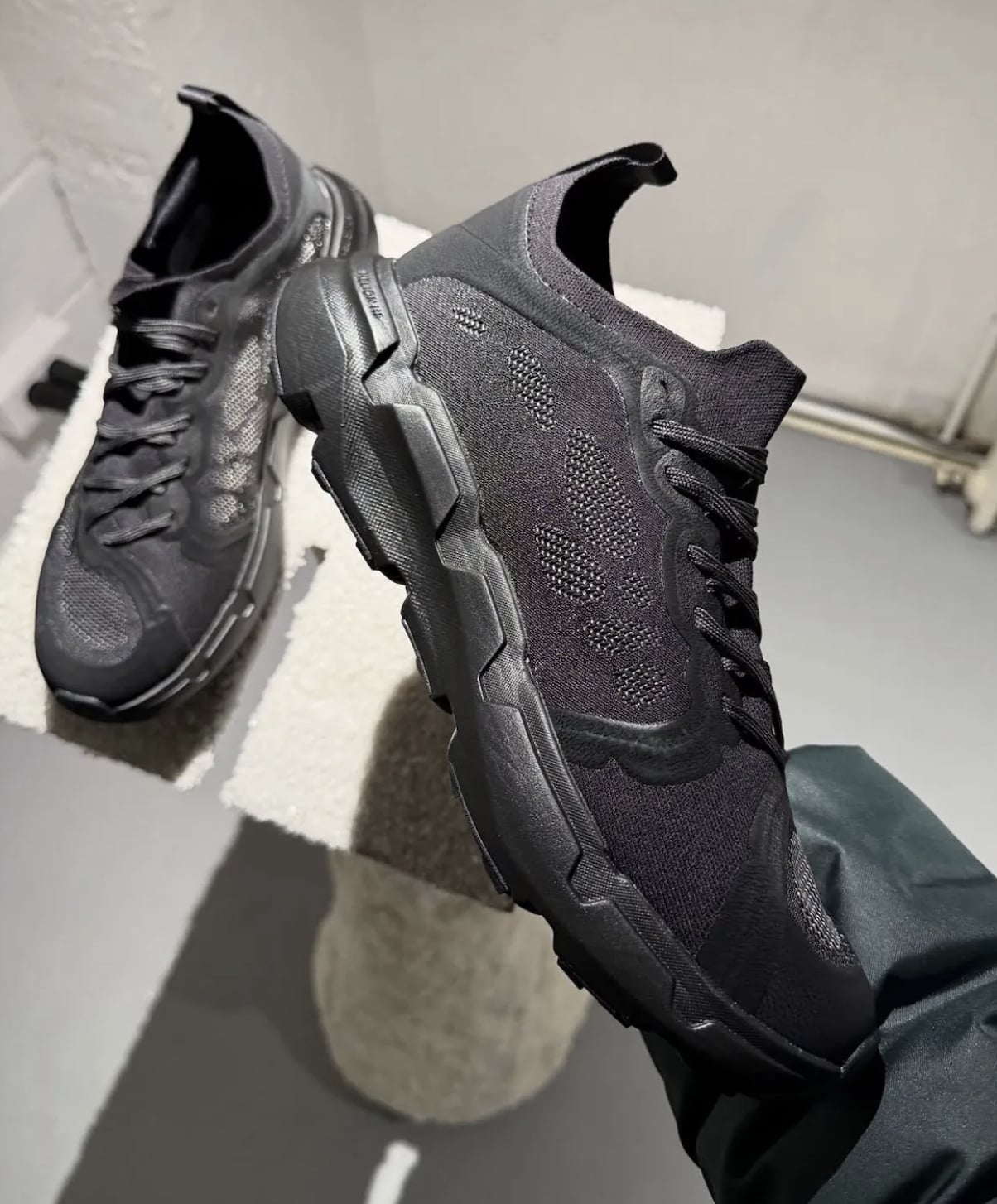 2026 巴黎時裝周鞋款太搶戲！從 CdG × AJ11 到 SFTM × adidas ⋯10 雙必關注聯名鞋款一次看！