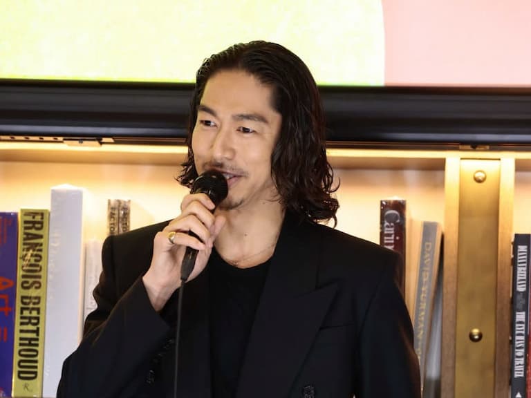 AKIRA 親揭拍《熱血街頭》琥珀秘辛!鹽水洗頭營造塵土感苦笑:「我怎麼變這樣!」