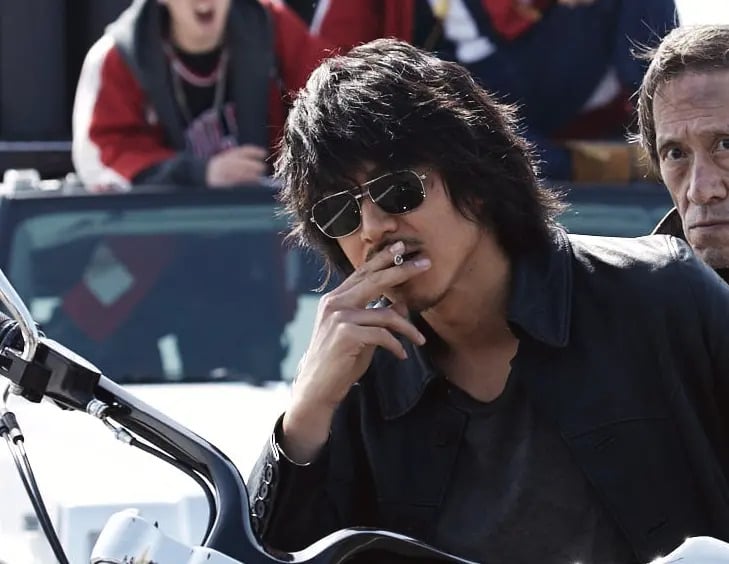 AKIRA 親揭拍《熱血街頭》琥珀秘辛！鹽水洗頭營造塵土感苦笑：「我怎麼變這樣！」