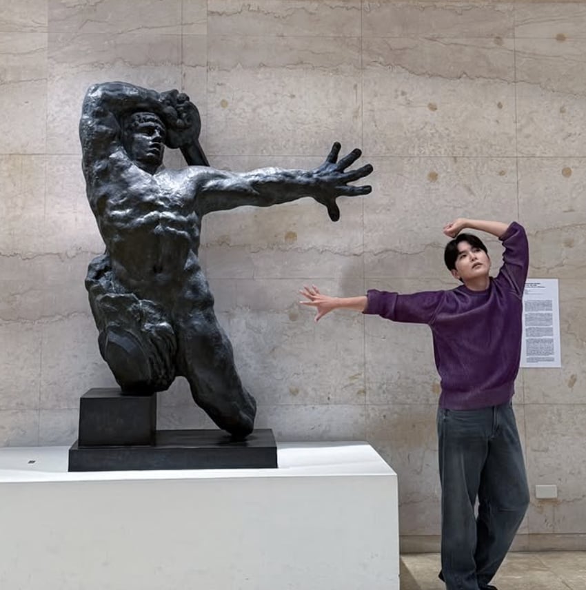 Super Junior 厲旭高美館模仿《大戰士》雕塑爆紅！4 天 3 夜高雄行粉絲直呼：「比我還會玩！」