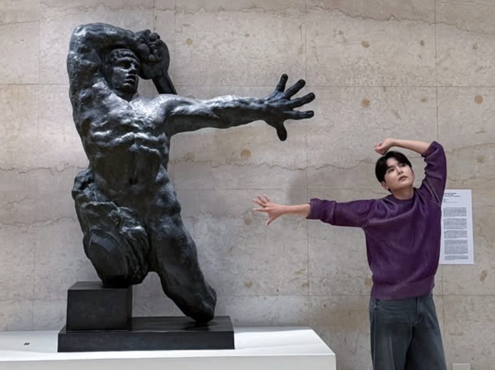 Super Junior 厲旭高美館模仿《大戰士》雕塑爆紅！4 天 3 夜高雄行粉絲直呼：「比我還會玩！」