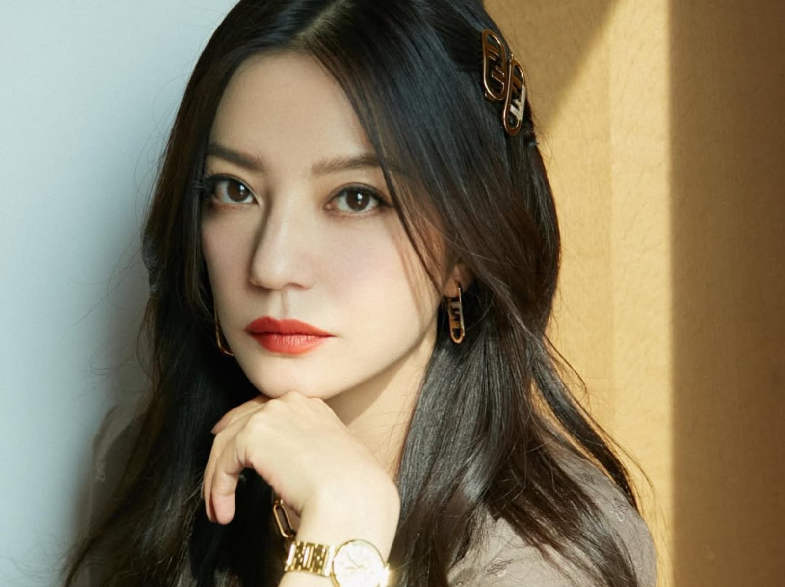 趙薇時隔 4 年突現身直播間！僅露臉 10 分鐘慘遭平台秒封禁！