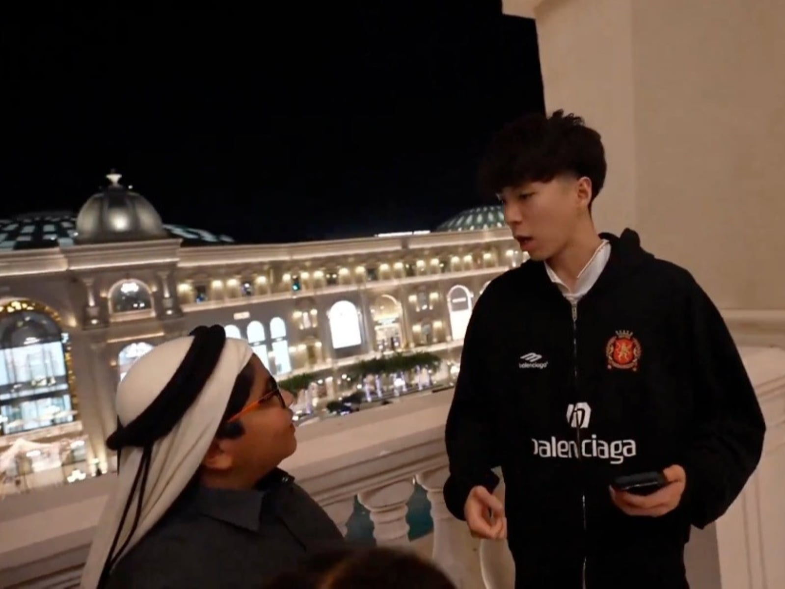 Ray 與「卡達首富之子」小孩們相遇！小朋友霸氣喊話「我幫你買藍寶堅尼」讓 Ray 嚇傻！