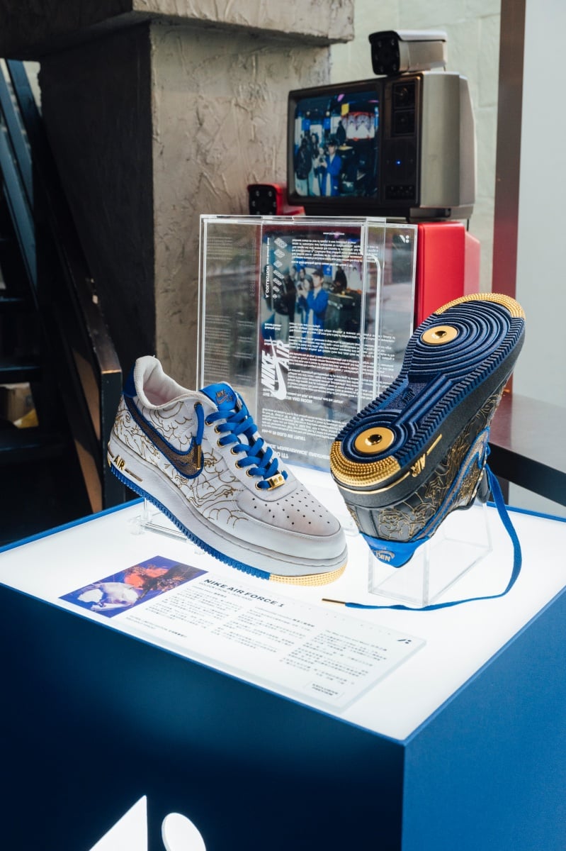 直擊 kim-a: Nike Air Force 1 黃金鞋台中老虎城展出現場！999.9 純金縫製要價突破 7 位數！