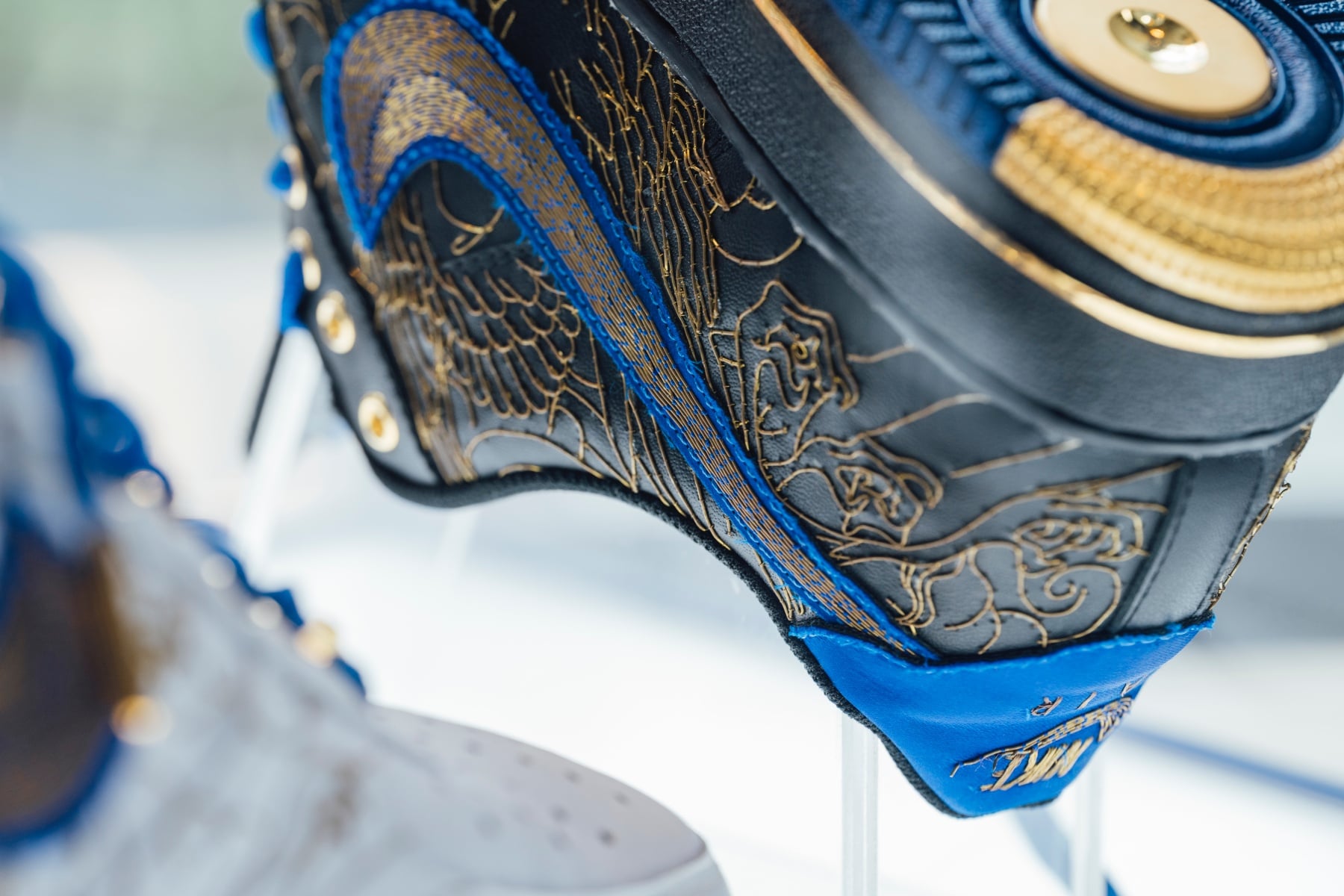 直擊 kim-a: Nike Air Force 1 黃金鞋台中老虎城展出現場！999.9 純金縫製要價突破 7 位數！