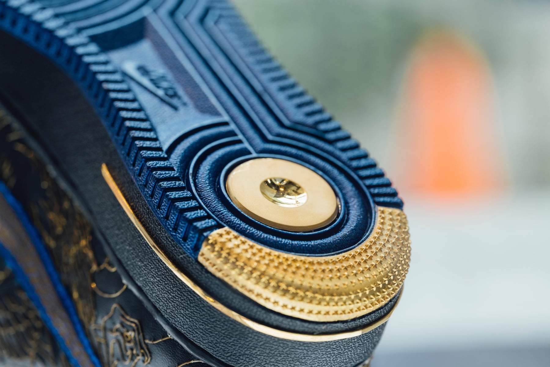 直擊 kim-a: Nike Air Force 1 黃金鞋台中老虎城展出現場！999.9 純金縫製要價突破 7 位數！