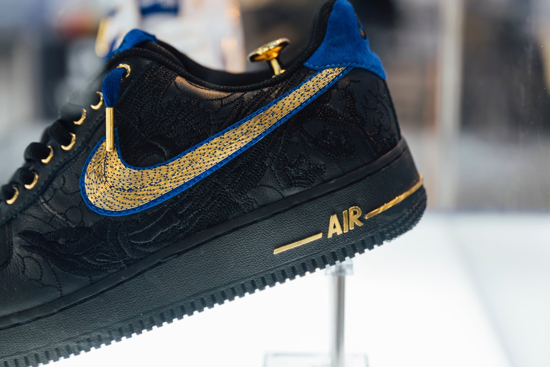 直擊 kim-a: Nike Air Force 1 黃金鞋台中老虎城展出現場！999.9 純金縫製要價突破 7 位數！