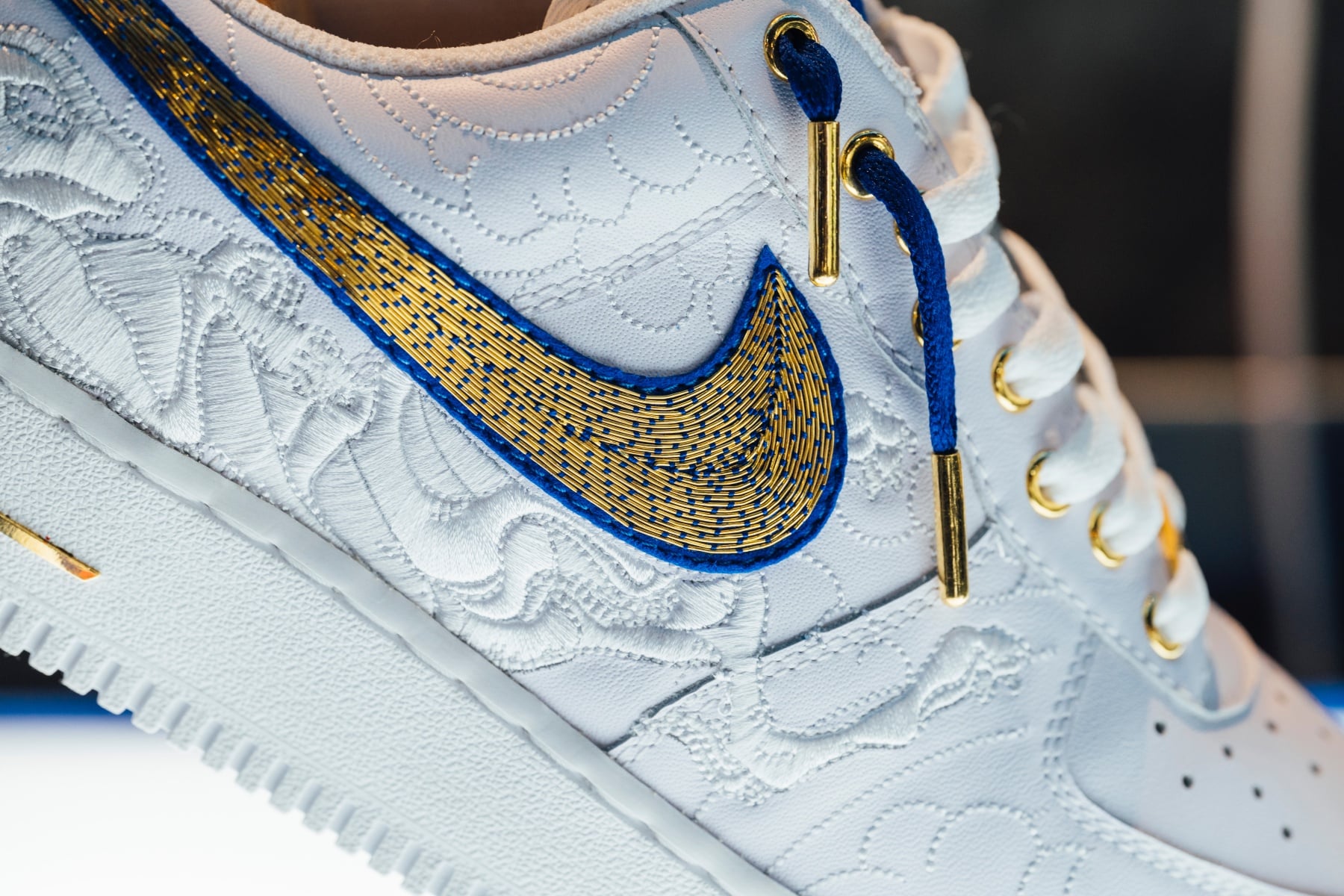 直擊 kim-a: Nike Air Force 1 黃金鞋台中老虎城展出現場！999.9 純金縫製要價突破 7 位數！