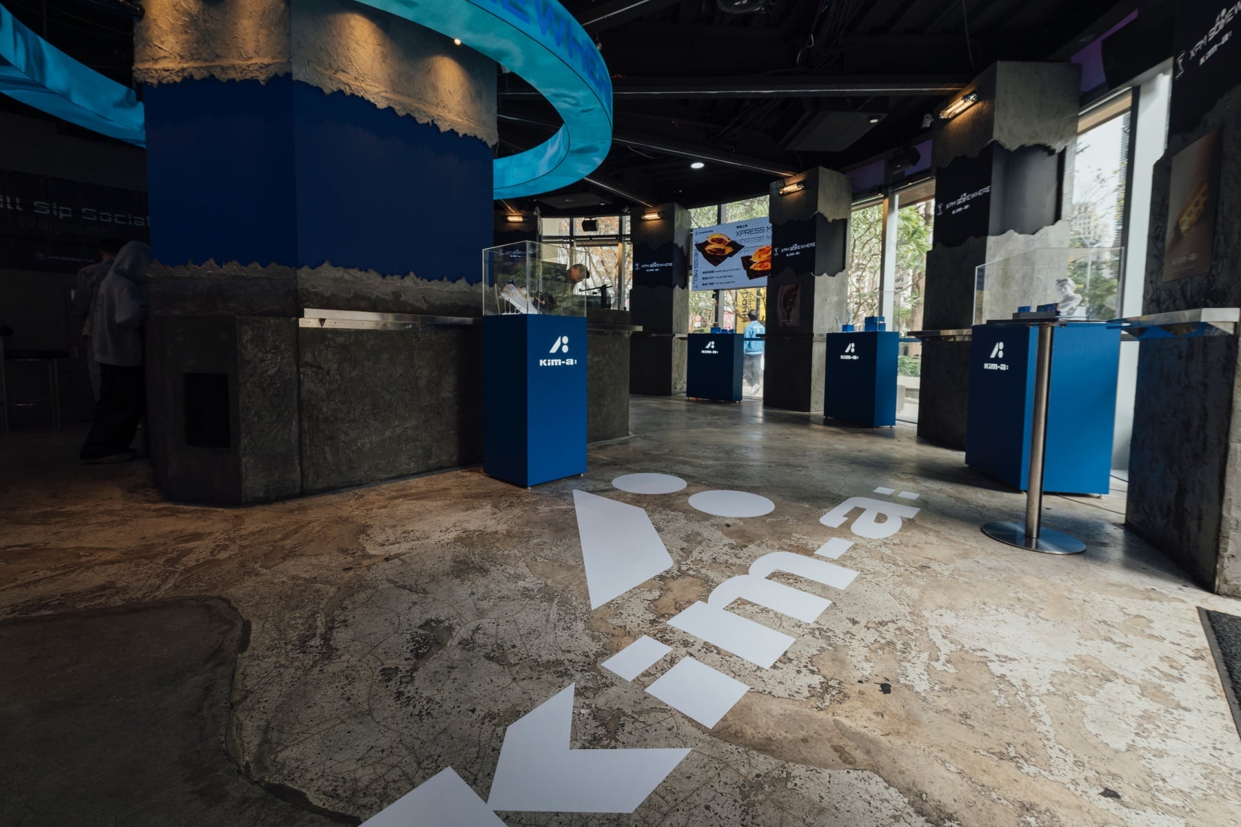 直擊 kim-a: Nike Air Force 1 黃金鞋台中老虎城展出現場！999.9 純金縫製要價突破 7 位數！