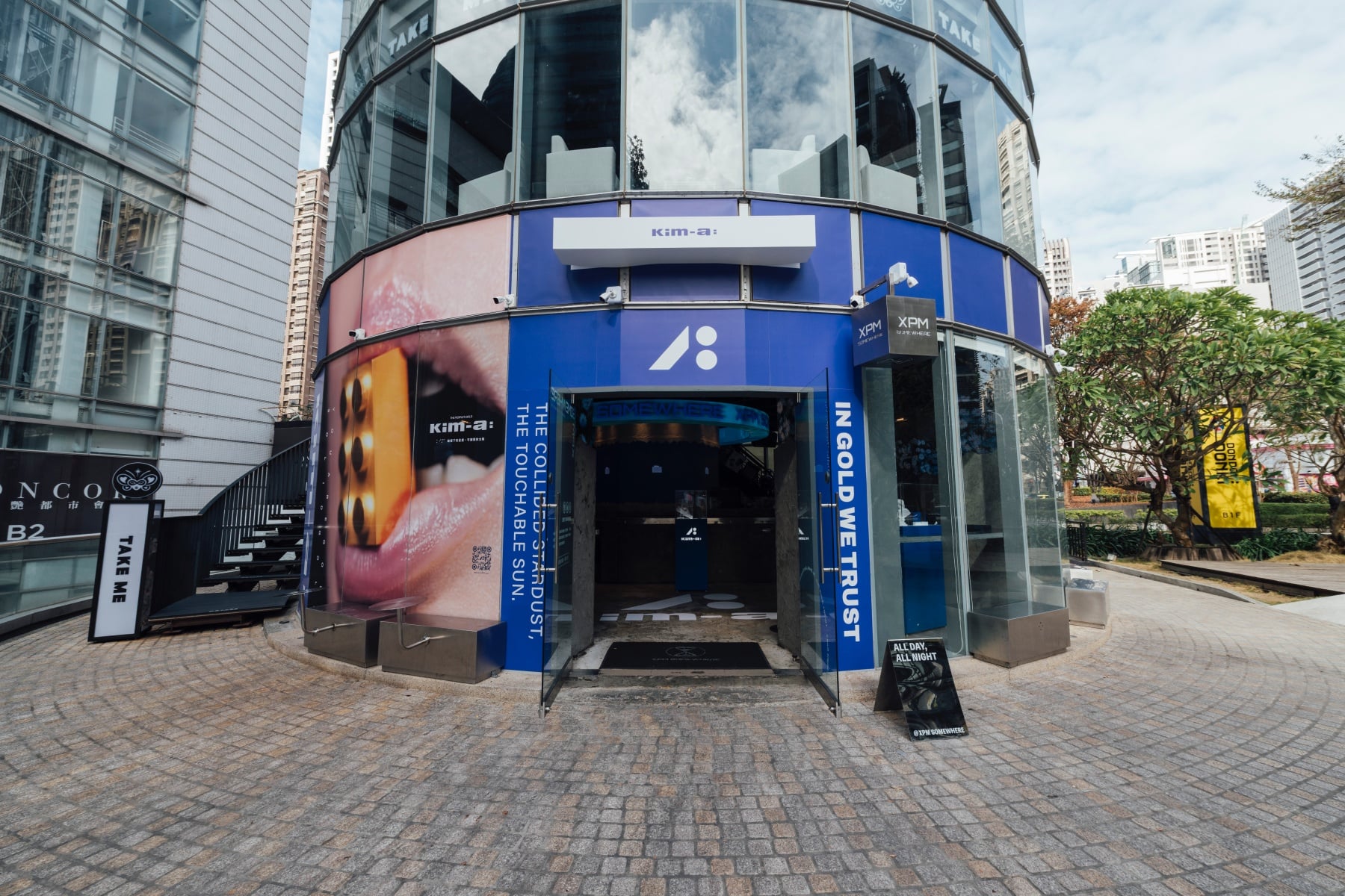 直擊 kim-a: Nike Air Force 1 黃金鞋台中老虎城展出現場！999.9 純金縫製要價突破 7 位數！