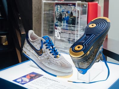 直擊 kim-a: Nike Air Force 1 黃金鞋台中老虎城展出現場！999.9 純金縫製要價突破 7 位數！
