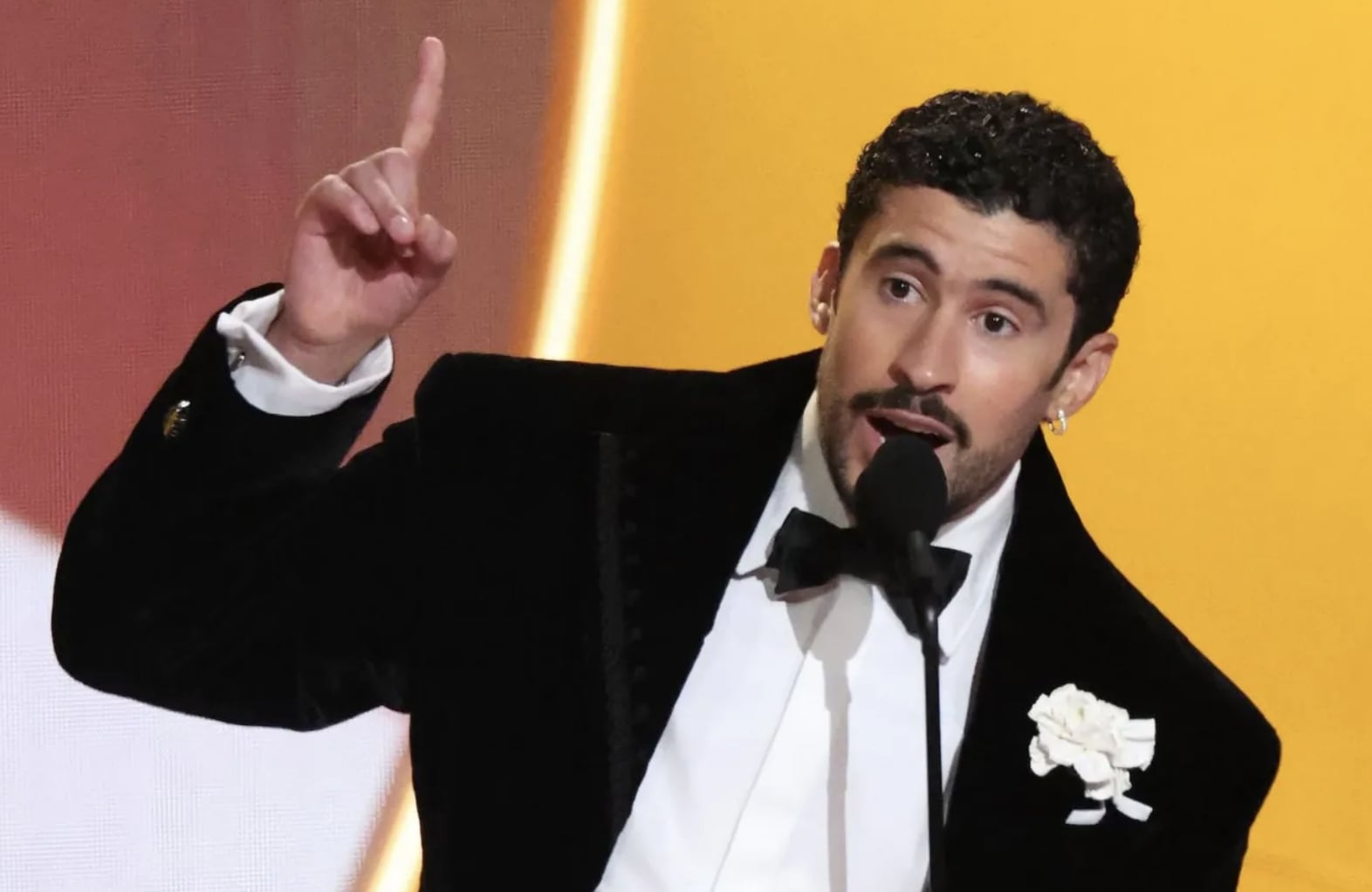 壞痞兔 Bad Bunny 奪 2026 葛萊美獎最佳專輯！強勢擊敗 Lady Gaga、小賈斯汀等大咖！