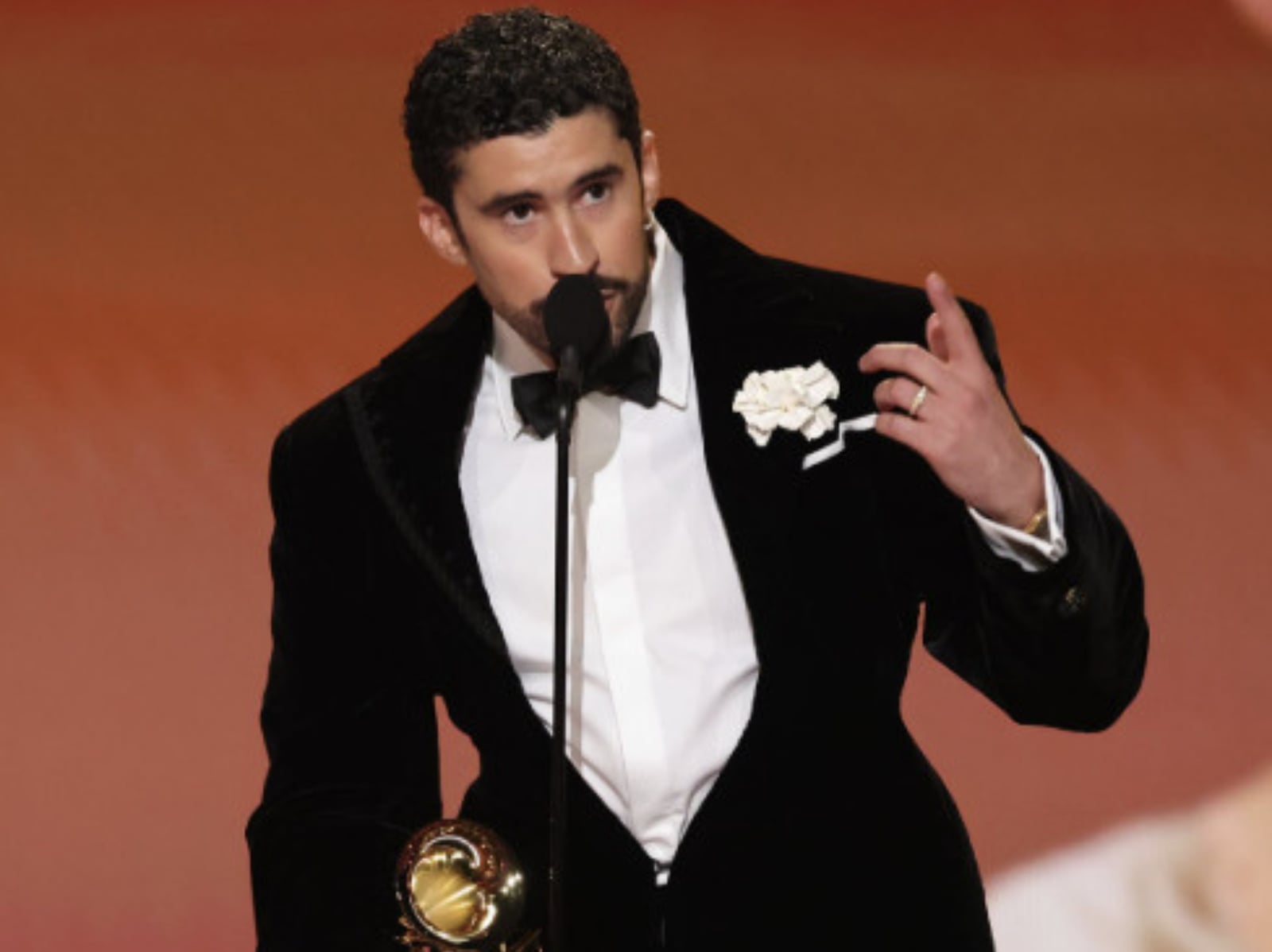 壞痞兔 Bad Bunny 奪 2026 葛萊美獎最佳專輯！強勢擊敗 Lady Gaga、小賈斯汀等大咖！