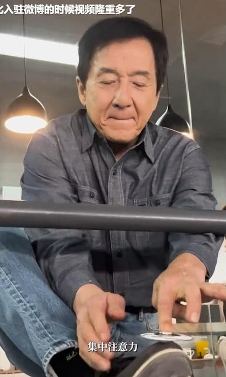 成龍開通小紅書自爆患 ADHD！幽默自嘲：「如何讓我集中注意力？」