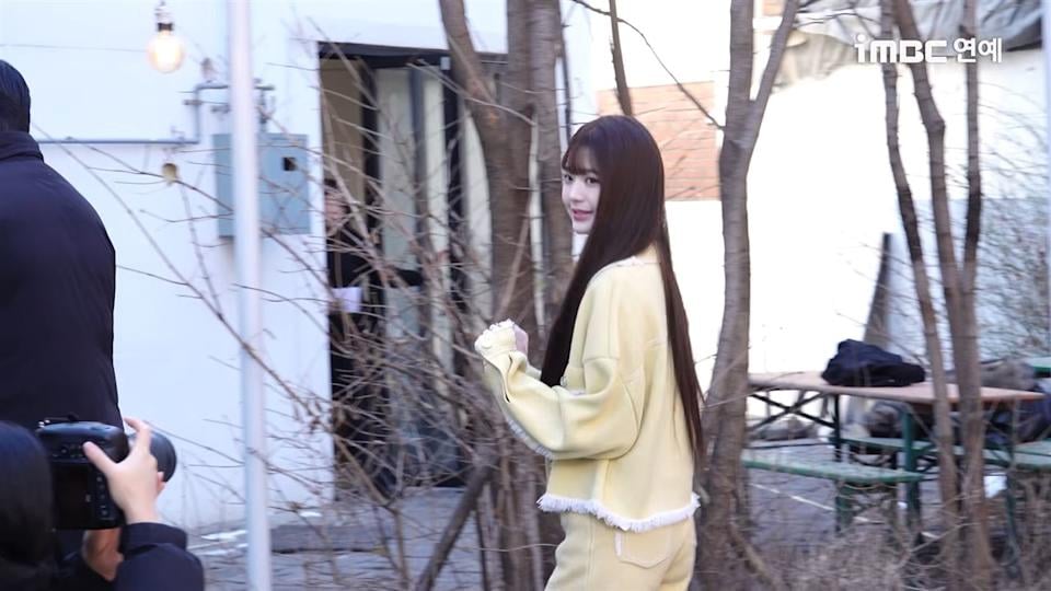 IVE 張員瑛遭記者誤會遲到飆罵尷尬表情全被拍！主辦方緊急道歉：「她是提早到的！」