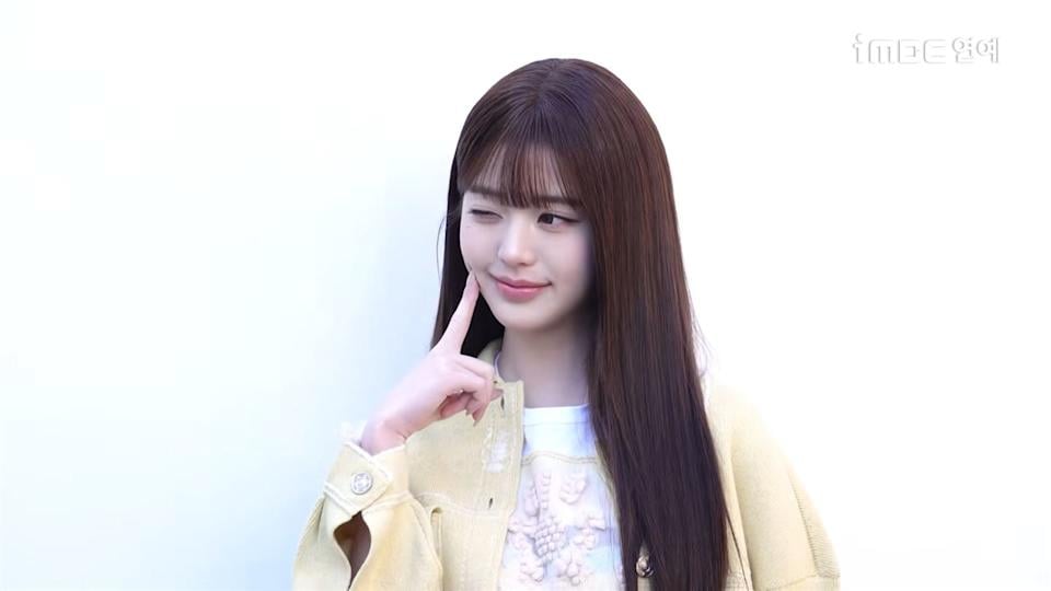 IVE 張員瑛遭記者誤會遲到飆罵尷尬表情全被拍！主辦方緊急道歉：「她是提早到的！」