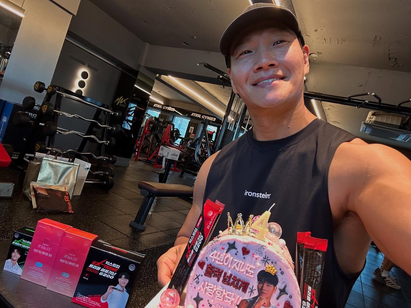 金鐘國首談老婆身分！認了是多年熟人：「跟她結婚很幸福！」